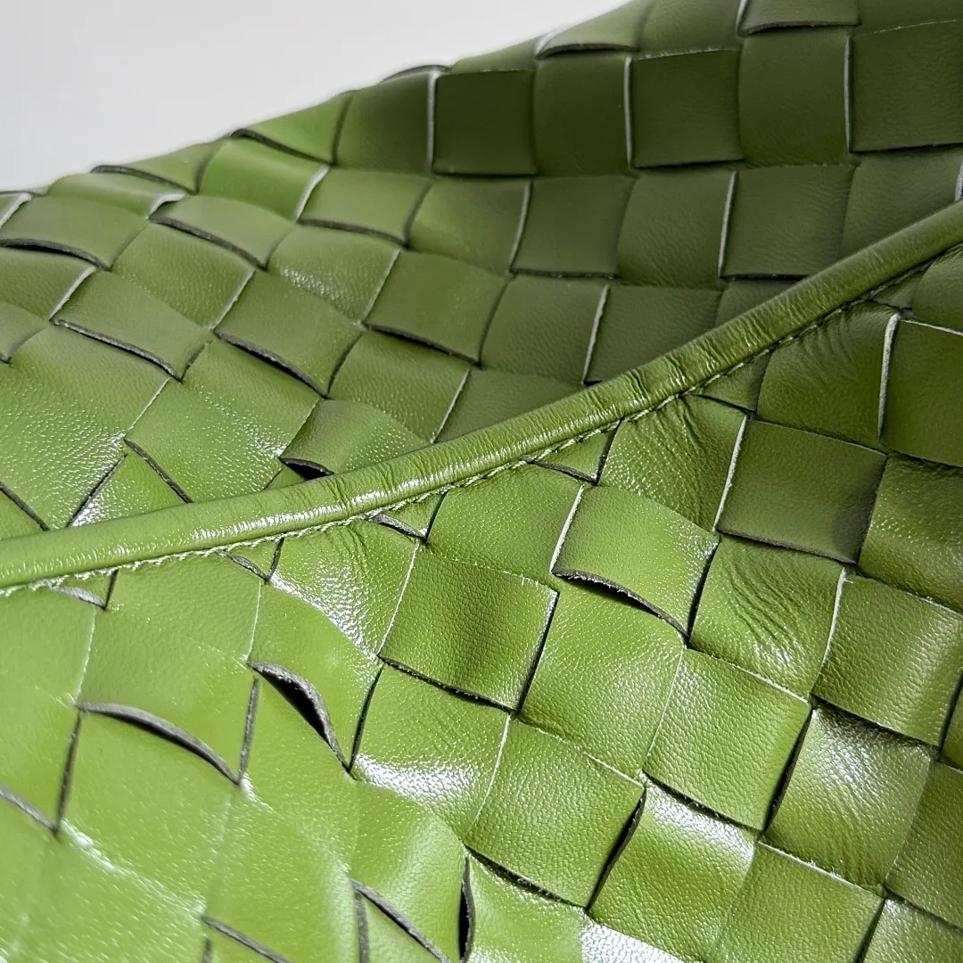 Batch 1960 It seems that this bag from BV has been popular recently ~ The new Hop is really not too beautiful. The whole bag has no seams. The bag body and handles are made of one piece of leather. It reflects the style and essence of Bottega Veneta. It truly represents craftsmanship and creativity. The large size has a very loose and lazy upper body. Big bag lovers will definitely not regret buying it. Style number: 796262 Size: 46*21*10cm